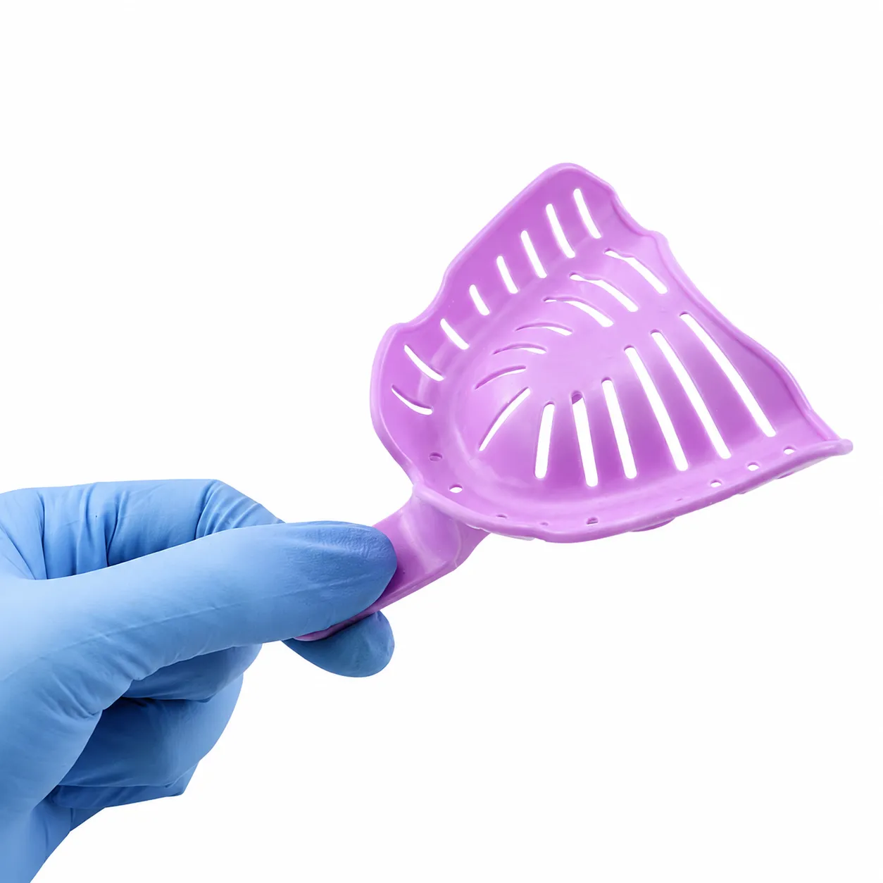 Disposable impression tray for edentulous patients